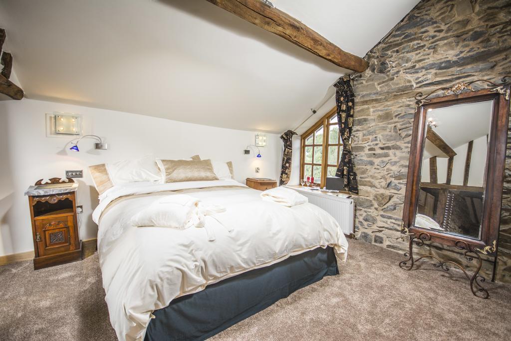 Self Catering Accommodation, Cornerstones, 16Th Century Luxury House Overlooking The River Llangollen Exterior photo
